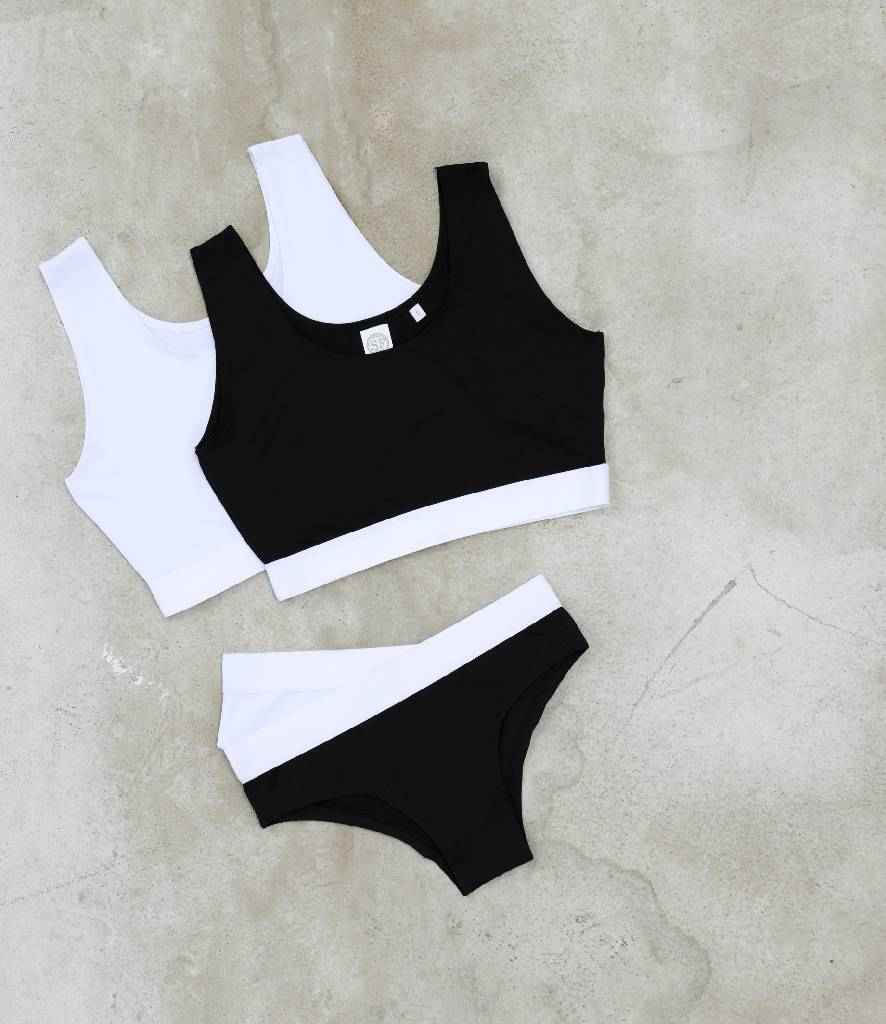SK236 Black/white Front